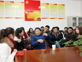 抗战老兵吴其昌为best365官方网站贫困学生捐款并进行爱国主义教育