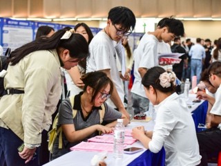 学校积极组织毕业生参加教育部“百校学子地方行”等专场招聘活动